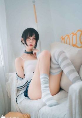 女仆扒开双腿让主人调教游戏